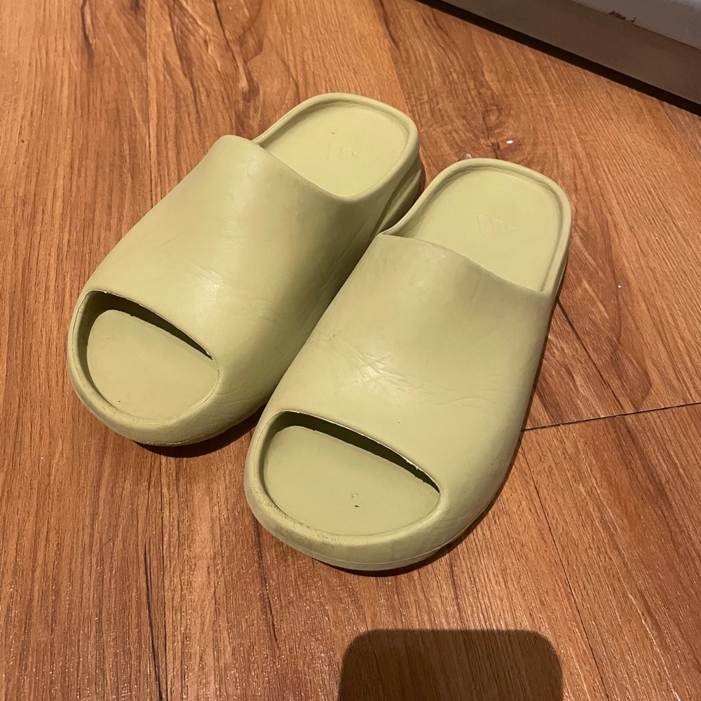 Yeezy Slide Kids size 3 On Hand Ready To Ship